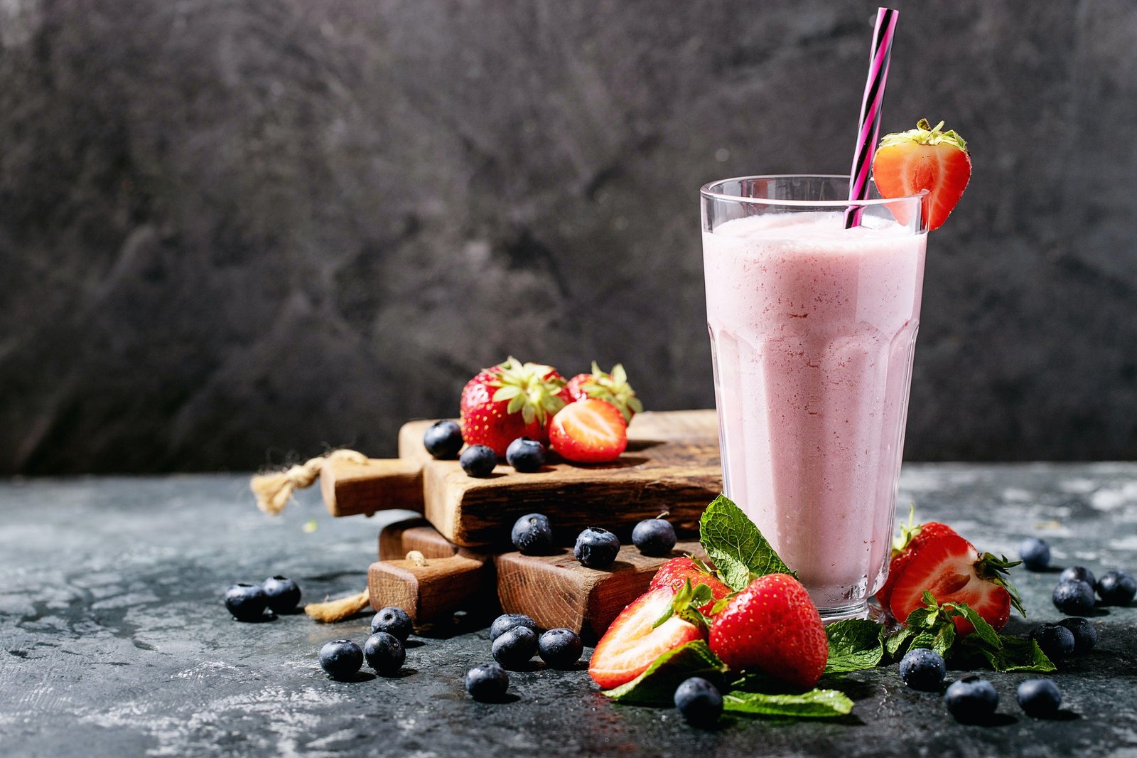 STRAWBERRY SMOOTHIE IS THE BEST BEVERAGE FOR YOUR HOT DAY